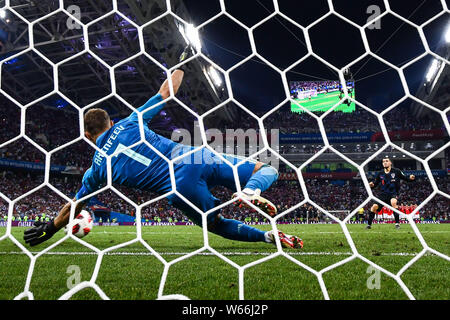 Igor Akinfeev della Russia reagisce contro un calcio di rigore da parte della Croazia nel loro quarterfinal match durante il 2018 FIFA World Cup a Sochi, Russia, 7 luglio 2 Foto Stock