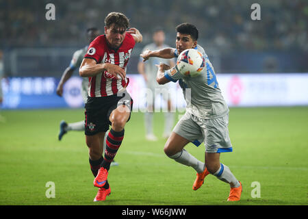 Harit ammina di FC Schalke 04, destra, sfide Sam Gallagher di Southampton F.C. in una partita amichevole tra FC Schalke 04 e Southampton F.C. assortiti Foto Stock