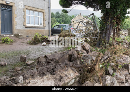 Di Reeth, Swaledale, North Yorkshire Regno Unito. Il 31 luglio 2019. Regno Unito Meteo. Come acque alluvionali retrocedere nella Reeth i danni alla proprietà diventa chiara e la pulizia del disco inizia a. Credito: David Forster/Alamy Live News Foto Stock