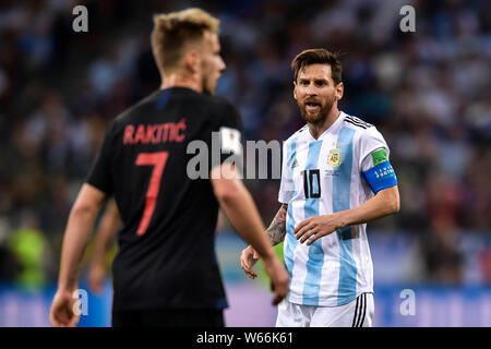 Lionel Messi Argentina parla ai compagni di squadra nel loro gruppo D match contro la Croazia durante il 2018 FIFA World Cup a Nizhny Novgorod, Russia, 21 giu Foto Stock