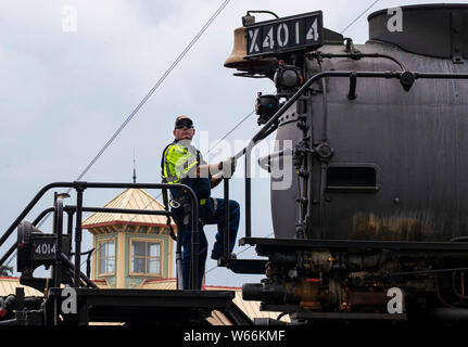 (190731) -- CHICAGO, luglio 31, 2019 (Xinhua) -- un ingegnere è visibile sulla storica Big Boy n. 4014 locomotiva a vapore in West Chicago, Illinois, Stati Uniti, il 29 luglio 2019. Il Big Boy n. 4014 locomotiva a vapore ha trascorso tre giorni a ovest di Chicago durante un tour per commemorare il centocinquantesimo anniversario del completamento della ferrovia transcontinentale. (Foto di Joel Lerner/Xinhua) Foto Stock