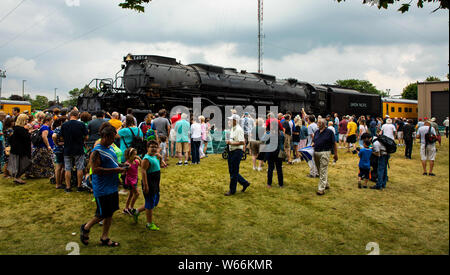 (190731) -- CHICAGO, luglio 31, 2019 (Xinhua) -- appassionati si radunano nei pressi del centro storico di Big Boy n. 4014 locomotiva a vapore in West Chicago, Illinois, Stati Uniti, il 29 luglio 2019. Il Big Boy n. 4014 locomotiva a vapore ha trascorso tre giorni a ovest di Chicago durante un tour per commemorare il centocinquantesimo anniversario del completamento della ferrovia transcontinentale. (Foto di Joel Lerner/Xinhua) Foto Stock