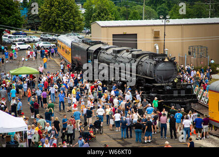 (190731) -- CHICAGO, luglio 31, 2019 (Xinhua) -- appassionati si radunano nei pressi del centro storico di Big Boy n. 4014 locomotiva a vapore in West Chicago, Illinois, Stati Uniti, il 29 luglio 2019. Il Big Boy n. 4014 locomotiva a vapore ha trascorso tre giorni a ovest di Chicago durante un tour per commemorare il centocinquantesimo anniversario del completamento della ferrovia transcontinentale. (Foto di Joel Lerner/Xinhua) Foto Stock