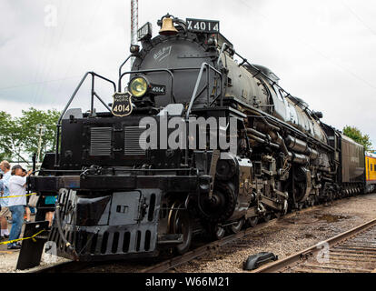 (190731) -- CHICAGO, luglio 31, 2019 (Xinhua) -- la storica Big Boy n. 4014 locomotiva a vapore si ferma nella zona ovest di Chicago, Illinois, Stati Uniti, il 29 luglio 2019. Il Big Boy n. 4014 locomotiva a vapore ha trascorso tre giorni a ovest di Chicago durante un tour per commemorare il centocinquantesimo anniversario del completamento della ferrovia transcontinentale. (Foto di Joel Lerner/Xinhua) Foto Stock