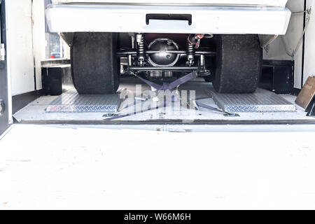 Extra wide pneumatico sul drag racing car nel rimorchio Foto Stock