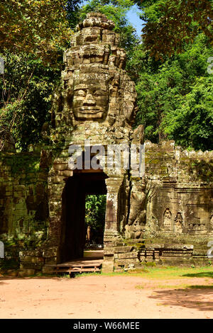 Un entrata in pietra per il vasto complesso di Angkor, vecchie di secoli, qui in Cambogia Foto Stock