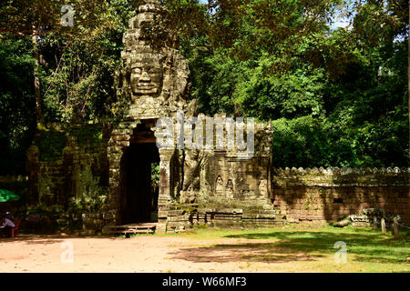 Un entrata in pietra per il vasto complesso di Angkor, vecchie di secoli, qui in Cambogia Foto Stock