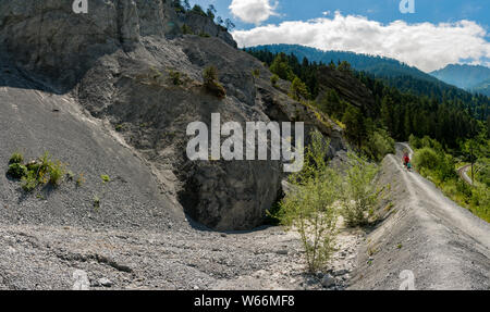 Versam, GR / Svizzera - 30. Luglio 2019: escursionisti sulle rive del fiume Reno nella gola di Ruinaulta nelle Alpi Svizzere Foto Stock