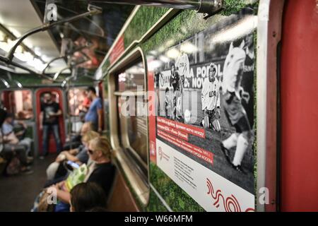 I passeggeri e gli appassionati di calcio di prendere un treno della metropolitana appositamente equipaggiato con calcio-decorazioni a tema per il 2018 FIFA World Cup a una stazione della metropolitana in Mos Foto Stock