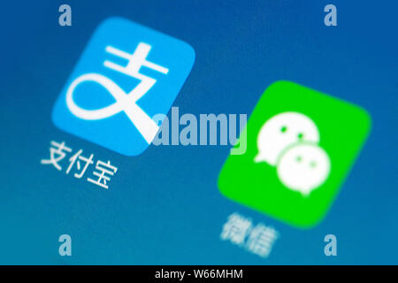 --FILE--un cinese telefono cellulare utente guarda le icone delle app di Alipay, sinistra, il servizio di pagamento online di cinesi e-commerce giant Alibaba è un Foto Stock