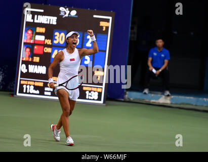 Wang Qiang della Cina festeggia dopo aver sconfitto Magda Linette della Polonia nel loro donna semifinale partita durante il 2018 WTA Jiangxi Open tennis tourna Foto Stock