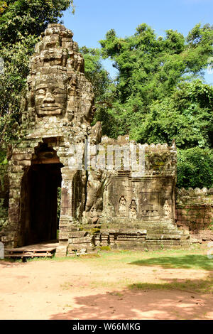 Un entrata in pietra per il vasto complesso di Angkor, vecchie di secoli, qui in Cambogia Foto Stock