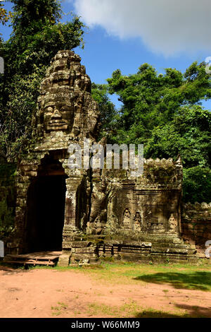 Un entrata in pietra per il vasto complesso di Angkor, vecchie di secoli, qui in Cambogia Foto Stock