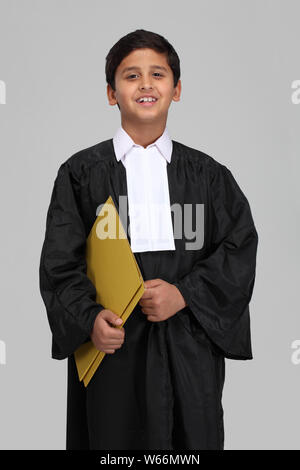 Ragazzo che finge di essere un avvocato e sorridente Foto Stock