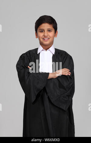 Ragazzo che finge di essere un avvocato e sorridente Foto Stock