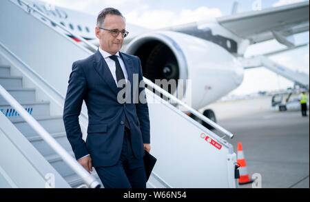 Warschau, Polonia. 31 Luglio, 2019. Heiko Maas (SPD), il ministro degli Affari Esteri, arriva a Frederic Chopin Aeroporto internazionale di Varsavia. Egli vuole partecipare alla commemorazione del settantacinquesimo anniversario dell'Insurrezione di Varsavia. Maas sarà anche stabilire una corona al Monumento alla insurrezione di Varsavia. Credito: Kay Nietfeld/dpa/Alamy Live News Foto Stock