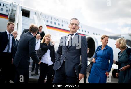 Warschau, Polonia. 31 Luglio, 2019. Heiko Maas (SPD, M), il ministro degli Affari Esteri, arriva a Frederic Chopin Aeroporto internazionale di Varsavia. Egli vuole partecipare alla commemorazione del settantacinquesimo anniversario dell'Insurrezione di Varsavia. Maas sarà anche stabilire una corona al Monumento alla insurrezione di Varsavia. Credito: Kay Nietfeld/dpa/Alamy Live News Foto Stock