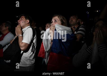 Fan russi reagiscono come si guarda il quarterfinal match tra la Russia e la Croazia durante il 2018 FIFA World Cup a Mosca, Russia, 7 luglio 2018. R Foto Stock