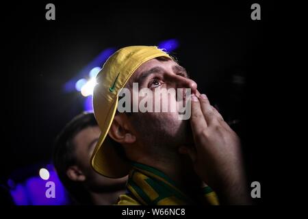 Tifosi brasiliani piangere dopo che il Brasile è stato sconfitto dal Belgio nel quarterfinal match durante il 2018 FIFA World Cup a Mosca, Russia, 6 luglio 2018. Fo Foto Stock