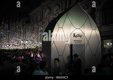 Un cartello del Qatar 2022 FIFA World Cup è in esposizione su strada durante il 2018 FIFA World Cup a Mosca, Russia, 8 luglio 2018. Foto Stock