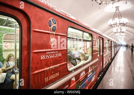 I passeggeri e gli appassionati di calcio di prendere un treno della metropolitana appositamente equipaggiato con calcio-decorazioni a tema per il 2018 FIFA World Cup a una stazione della metropolitana in Mos Foto Stock