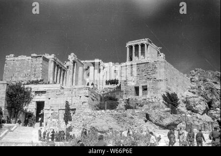 German Airforce soldati sulla gita turistica sul famoso Akropolis tempio di Athena nel 1941 durch Grecia occupazione da parte della Wehrmacht tedesca Foto Stock