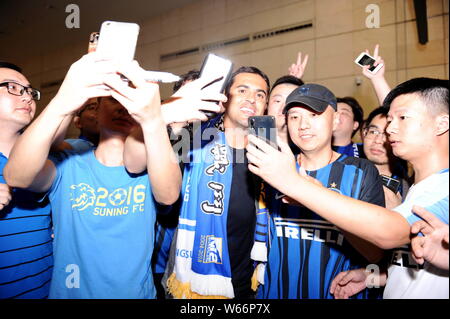 Italian-Brazilian calciatore Eder è raffigurato dopo essere arrivati presso la Nanjing Lukou International Airport nella città di Nanjing, a est della Cina di Jiangsu pro Foto Stock