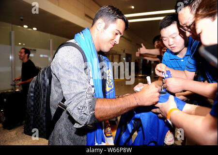 Italian-Brazilian calciatore Eder è raffigurato dopo essere arrivati presso la Nanjing Lukou International Airport nella città di Nanjing, a est della Cina di Jiangsu pro Foto Stock