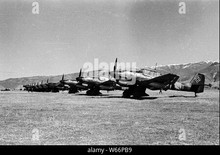 German Airforce bombardieri Typ Ju 87, Stuka, allineate su un campo di aviazione in Kalinowka, Bulgaria nel 1942 durante la seconda guerra mondiale 2 Foto Stock