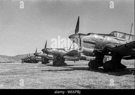 German Airforce bombardieri Typ Ju 87, Stuka, allineate su un campo di aviazione in Kalinowka, Bulgaria nel 1942 durante la seconda guerra mondiale 2 Foto Stock