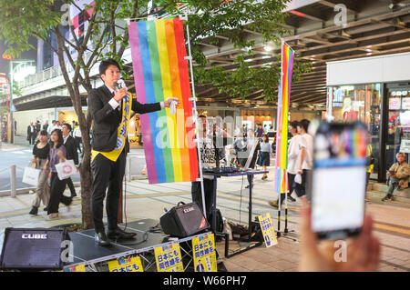 La Taiga Ishikawa, dà un discorso in Shinjuku, Tokyo. Egli è un politico giapponese e attivista LGBT. Foto Stock