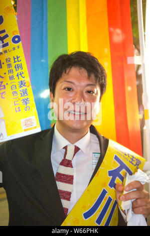 La Taiga Ishikawa, dà un discorso in Shinjuku, Tokyo. Egli è un politico giapponese e attivista LGBT. Foto Stock