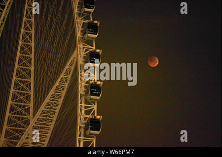 Vista la più lunga "sangue luna' eclissi di questo secolo che passa nel cono d'ombra della Terra, durante un'eclissi lunare totale nella città di Quanzhou, southea Foto Stock