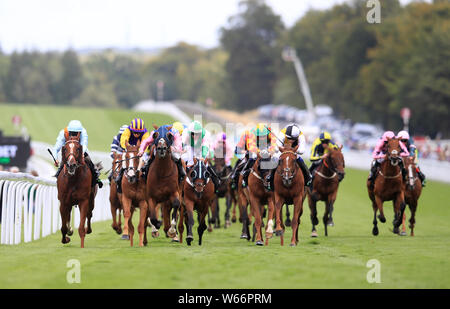 Timoshenko cavalcato da fantino Luca Morris (sinistra) sul loro modo di vincere il Unibet Goodwood Handicap durante il giorno due del Qatar Goodwood Festival di Goodwood Racecourse, Chichester. Foto Stock