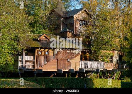 Treehouse costruito intorno a querce Alnwick Castello Northhumberland Regno Unito Foto Stock