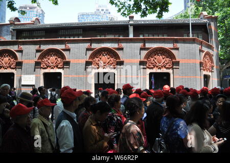 --FILE--turisti visitano il sito del primo Congresso nazionale del Partito Comunista della Cina (CPC) in Cina a Shanghai, 23 maggio 2018. Giovani cinesi Foto Stock