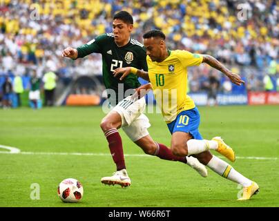 Neymar del Brasile, destra, sfide Edson Alvarez del Messico nel loro ciclo di 16 corrispondano durante il 2018 FIFA World Cup di Samara, Russia, 2 luglio 2018. Foto Stock