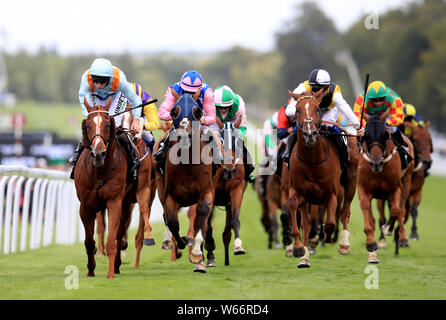 Timoshenko cavalcato da fantino Luca Morris (sinistra) vince il Unibet Goodwood Handicap durante il giorno due del Qatar Goodwood Festival di Goodwood Racecourse, Chichester. Foto Stock