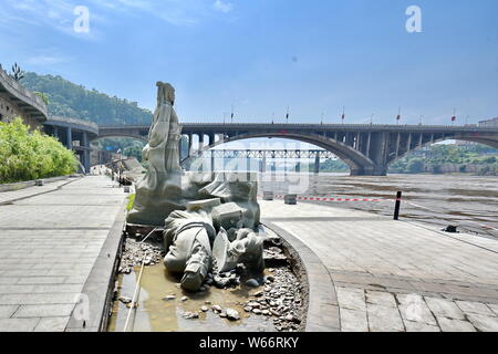 Vista la statua permanente di Huang Tingjian e danneggiato la statua del su Shi, entrambi dei quali sono ben noti poeti della Dinastia Song (960-1279), sulla b Foto Stock