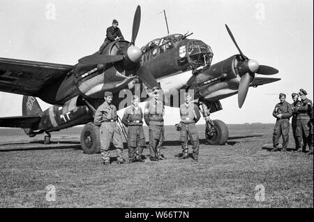 German Airforce equipaggio di fronte un JU 88 Bomber 1942 durante Worldwar 2 nel 1942 in Russia Foto Stock