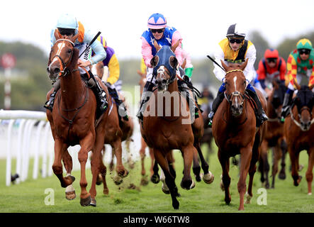 Timoshenko cavalcato da fantino Luca Morris (sinistra) vince il Unibet Goodwood Handicap durante il giorno due del Qatar Goodwood Festival di Goodwood Racecourse, Chichester. Foto Stock