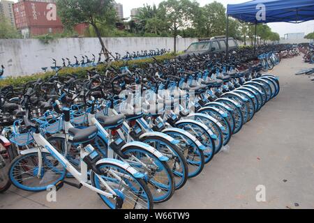 --FILE--biciclette cinesi di bike sharing service Hellobike sono allineati su di una strada nella città di Xiamen, a sud-est della Cina di provincia del Fujian, 30 maggio 2018. Foto Stock