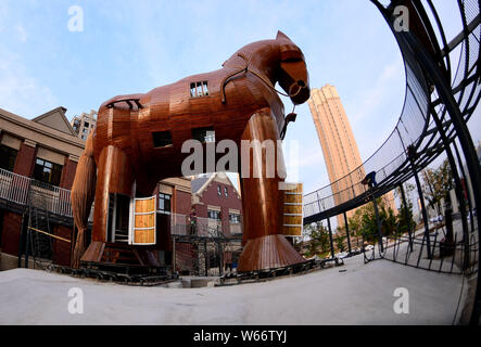 Una 10-metro-alta replica in legno del cavallo di Troia è sul display in prossimità di una zona residenziale in Shenyang City, a nord-est della Cina di provincia di Liaoning, 4 Luglio Foto Stock