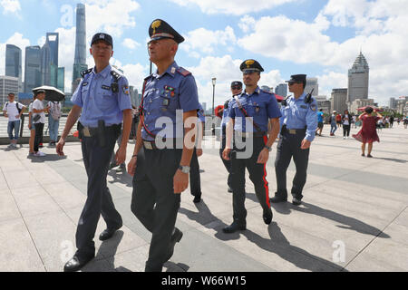 Due italiani ufficiali della polizia pattugliamenti congiunti con poliziotti cinesi sull'area Bund, in Cina a Shanghai, 18 luglio 2018. Un totale di otto I Foto Stock