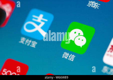 --FILE--un cinese telefono cellulare utente guarda le icone delle app di Alipay, sinistra, il servizio di pagamento online di cinesi e-commerce giant Alibaba è un Foto Stock