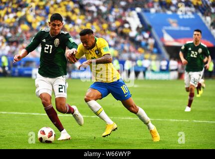 Neymar del Brasile, destra, sfide Edson Alvarez del Messico nel loro ciclo di 16 corrispondano durante il 2018 FIFA World Cup di Samara, Russia, 2 luglio 2018. Foto Stock