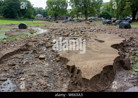 Arkengarthdale, North Yorkshire, Regno Unito. Il 31 luglio 2019. Douglas Barninghams farm in Arkengarthdale è stata lasciata una scena di devastazione dopo l'alluvione che strappato attraverso Swaledale ieri. Oltre 300 balle di insilato sono stati spazzati via e circa 200 pecore sono ancora mancanti, anche presunto per essere spazzato via. Credito: Wayne HUTCHINSON/Alamy Live News Foto Stock