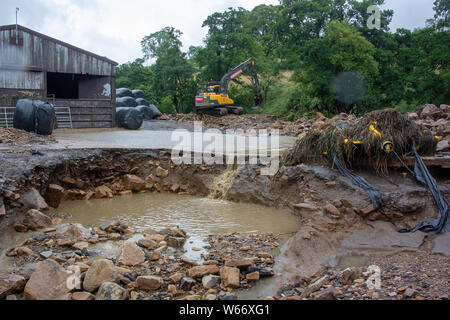 Arkengarthdale, North Yorkshire, Regno Unito. Il 31 luglio 2019. Douglas Barninghams farm in Arkengarthdale è stata lasciata una scena di devastazione dopo l'alluvione che strappato attraverso Swaledale ieri. Oltre 300 balle di insilato sono stati spazzati via e circa 200 pecore sono ancora mancanti, anche presunto per essere spazzato via. Credito: Wayne HUTCHINSON/Alamy Live News Foto Stock