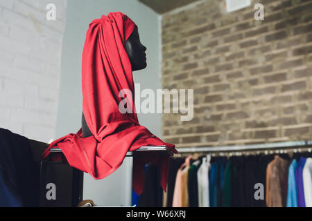 Musulmani tradizionali donne abiti sul display in un negozio di vendita al dettaglio per il Medio Oriente la moda. Foto Stock