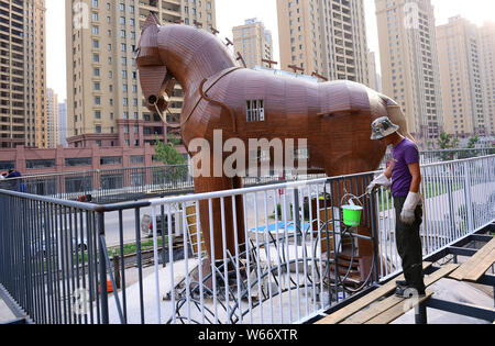 Una 10-metro-alta replica in legno del cavallo di Troia è sul display in prossimità di una zona residenziale in Shenyang City, a nord-est della Cina di provincia di Liaoning, 4 Luglio Foto Stock